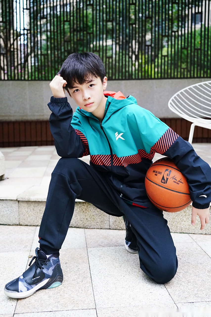 石悦安鑫 天气好好,放学用最快的速度回到家写完作业,立马变身篮球小