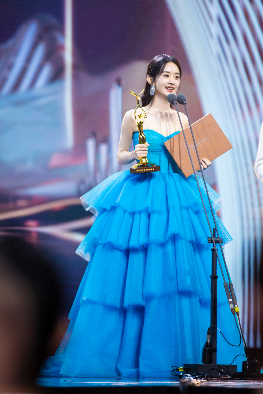 赵丽颖boss@赵丽颖 出席第十三届金鹰节颁奖晚会,斩获第三十届止