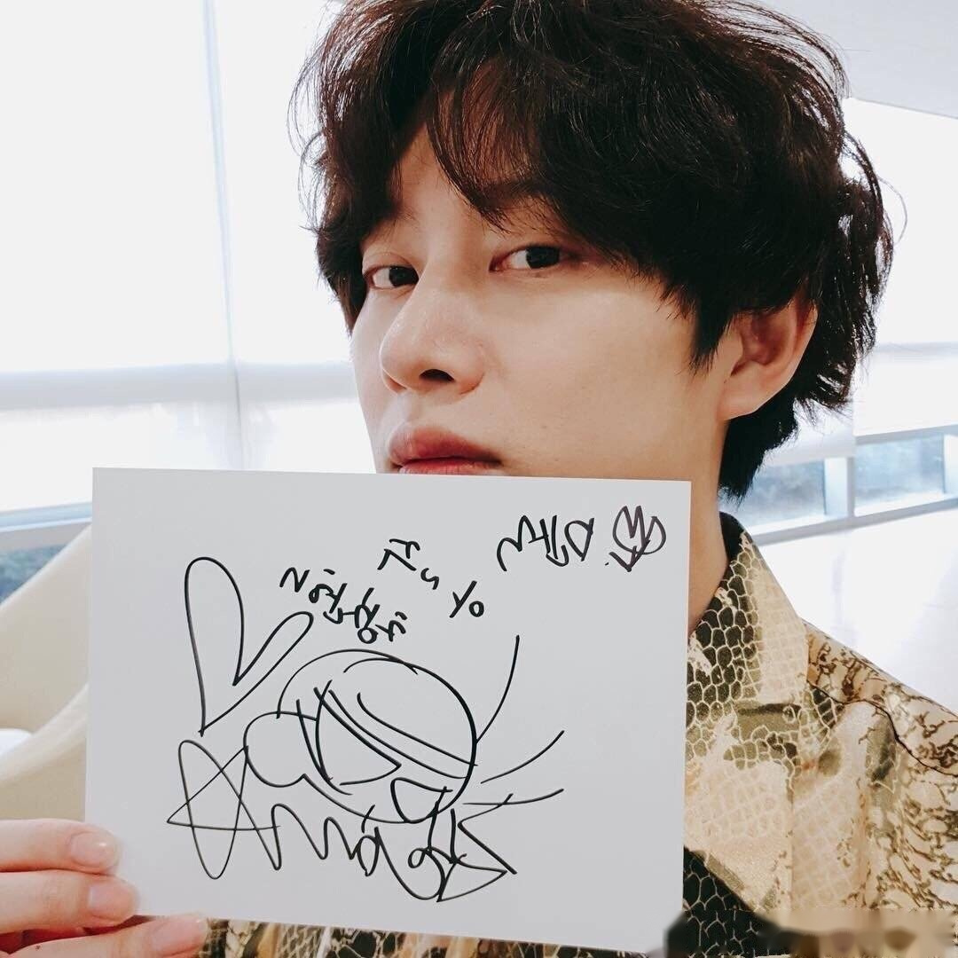 来看看金希澈的绝技之"随着发型换签名",好有趣一男的