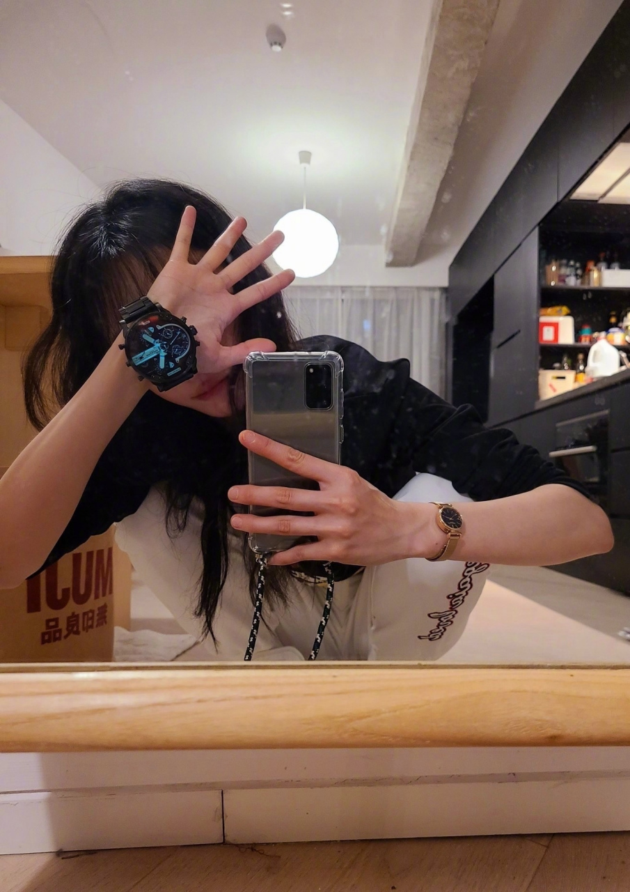 【爽吧资讯】郑爽闲鱼更新自拍4p;  熟悉的自拍,熟悉的姿势 有内味了