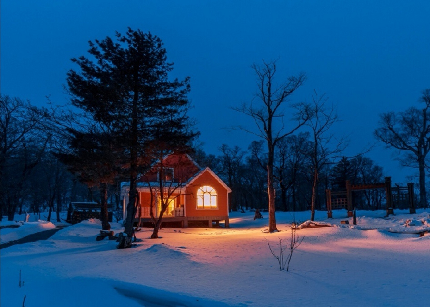 搭一个小小的雪屋,试一试在里面吃火锅^6!