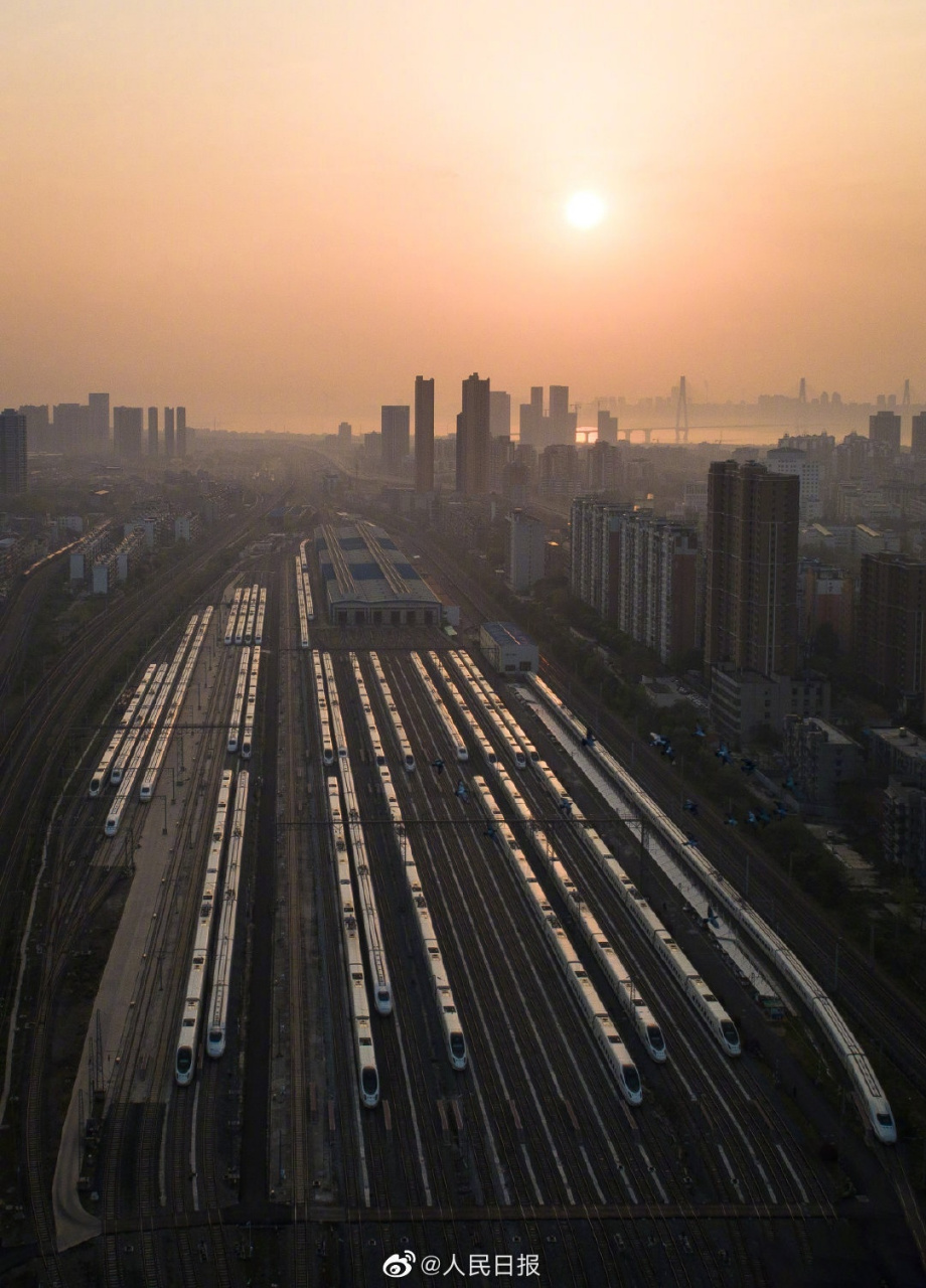 在武汉动车段,列车停靠在存车线上准备投入运行,几十组在武汉动车段