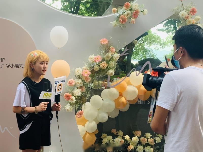 有网友路遇网红小鹿式女友在街边送玫瑰花,听说下周要举办婚礼了,想