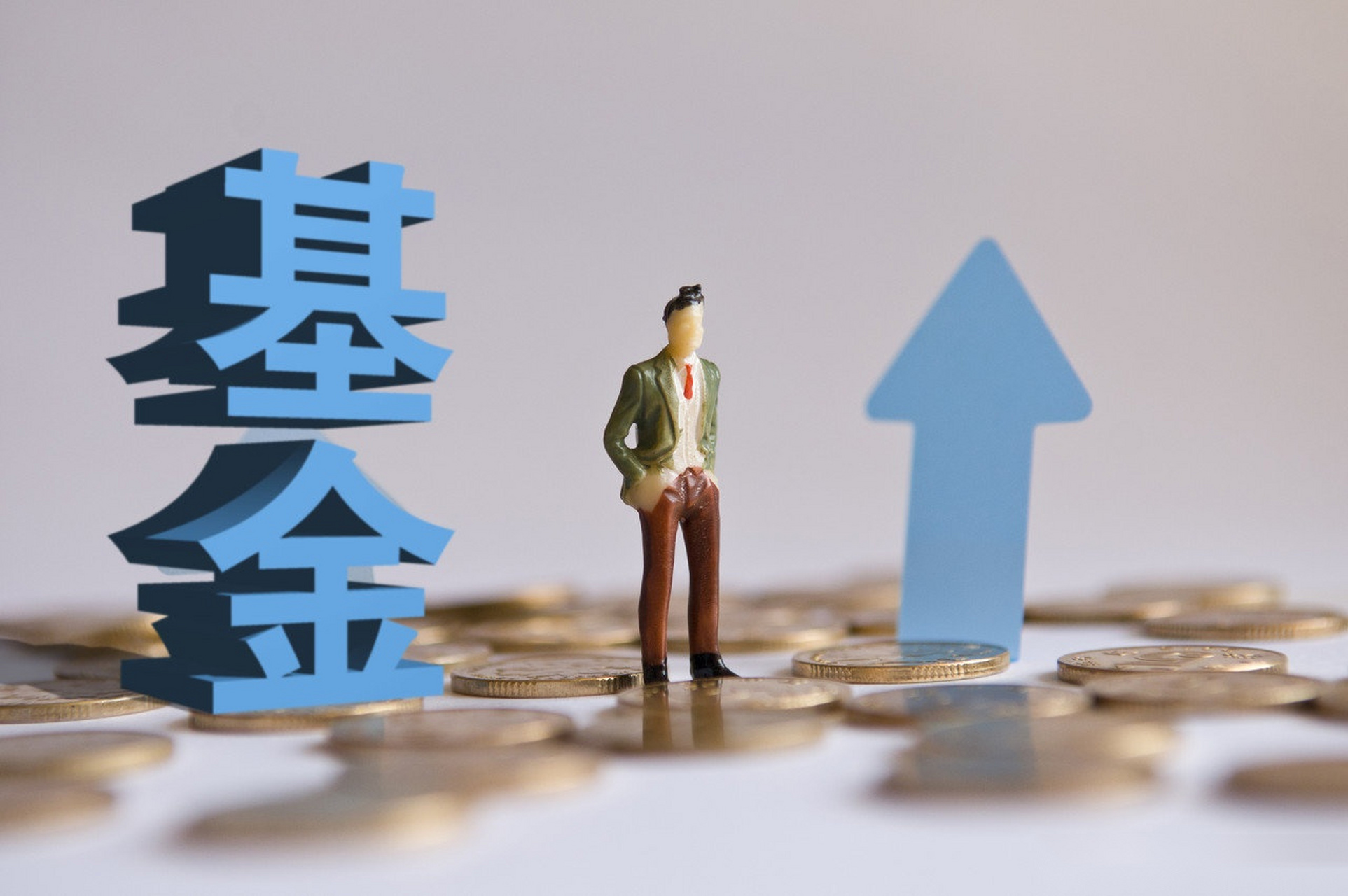 【超400只偏股主动基金昨日跌幅超过5%】wind数据显示,如果只看普通