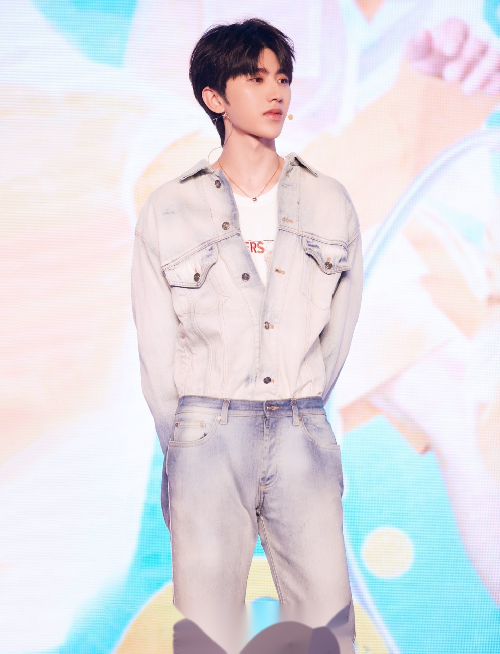 其实比起撕名牌赢没赢,我更想知道蔡小葵挑战的黑衣人这个游戏他赢了