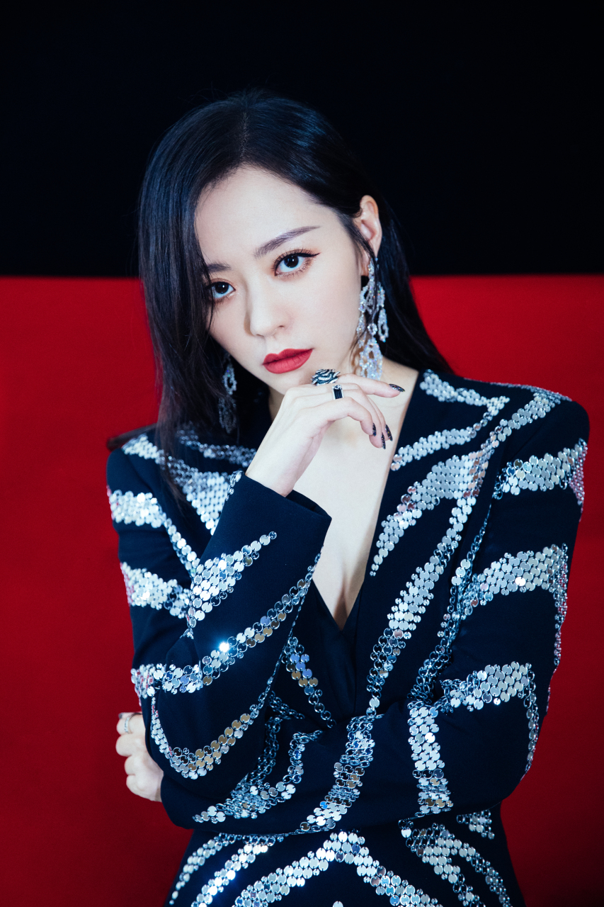 张靓颖@张靓颖中国新说唱画映交错,光影迷情,指间的黑白玫瑰,与浓烈