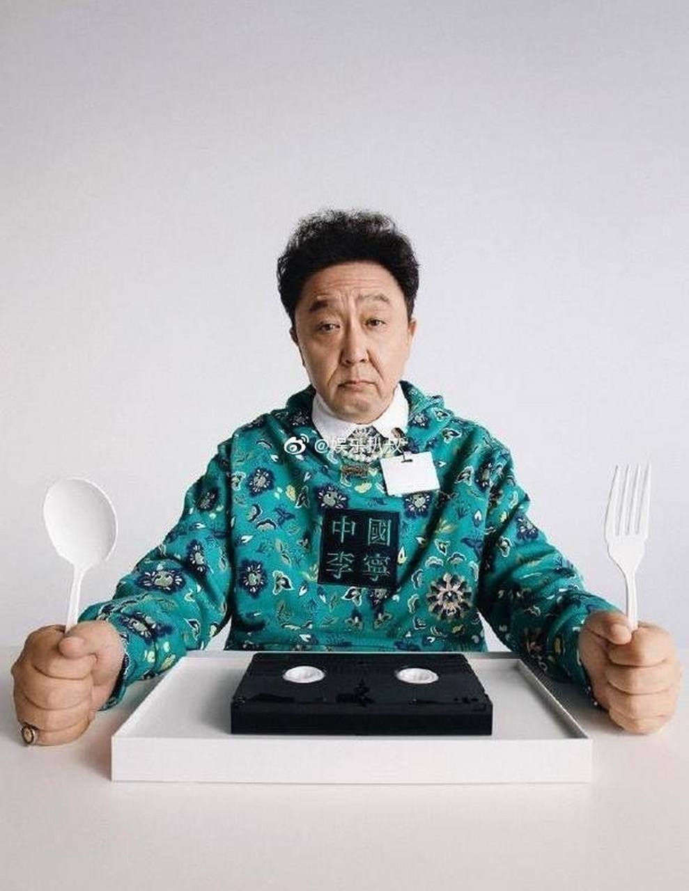 于谦代言李宁潮牌了!烫卷发穿撞色卫衣,没想到于大爷真是够有范儿的