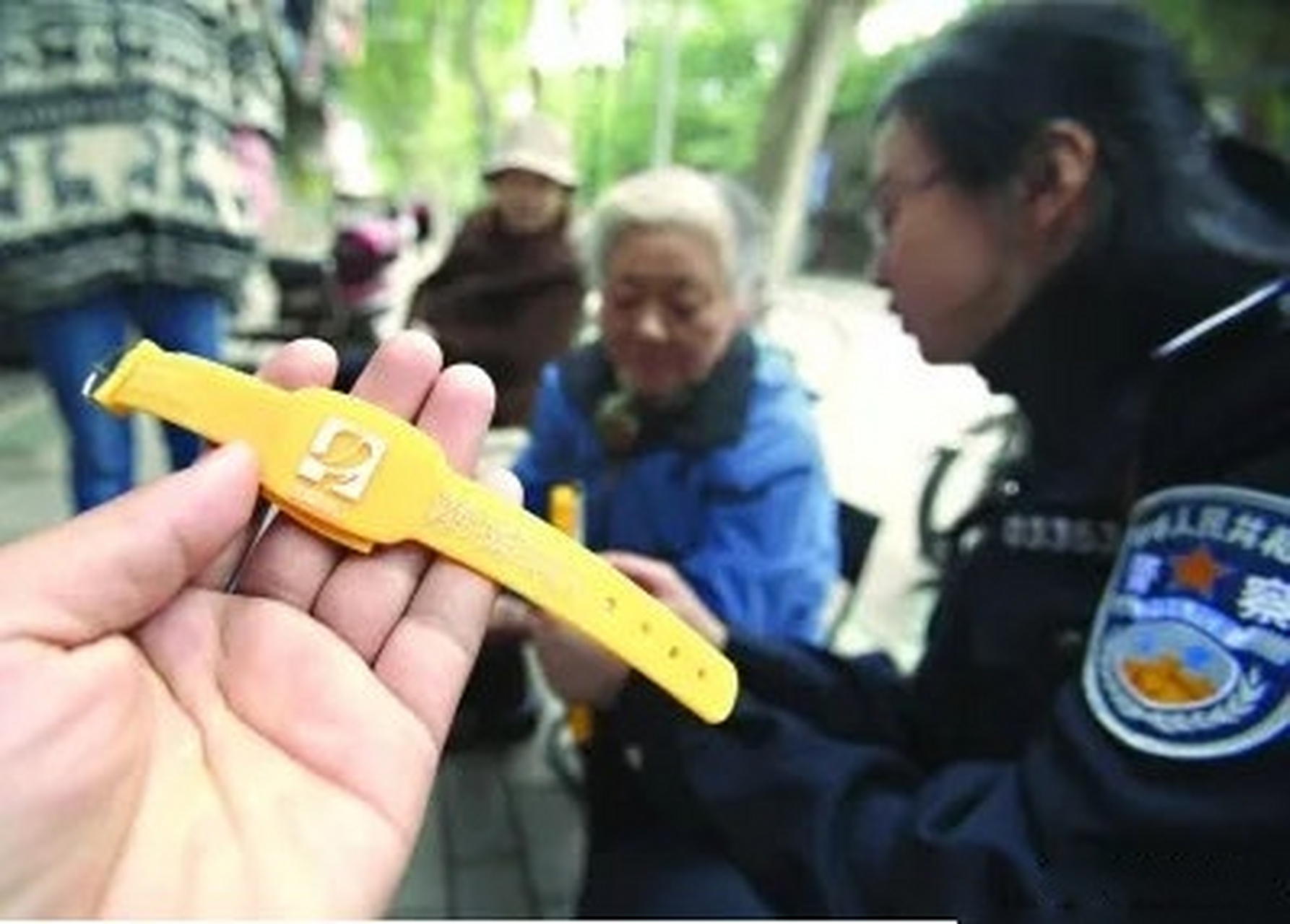 【发放爱的"黄手环",冶金街让温暖不离"巢"】为了让特定人群得到关爱