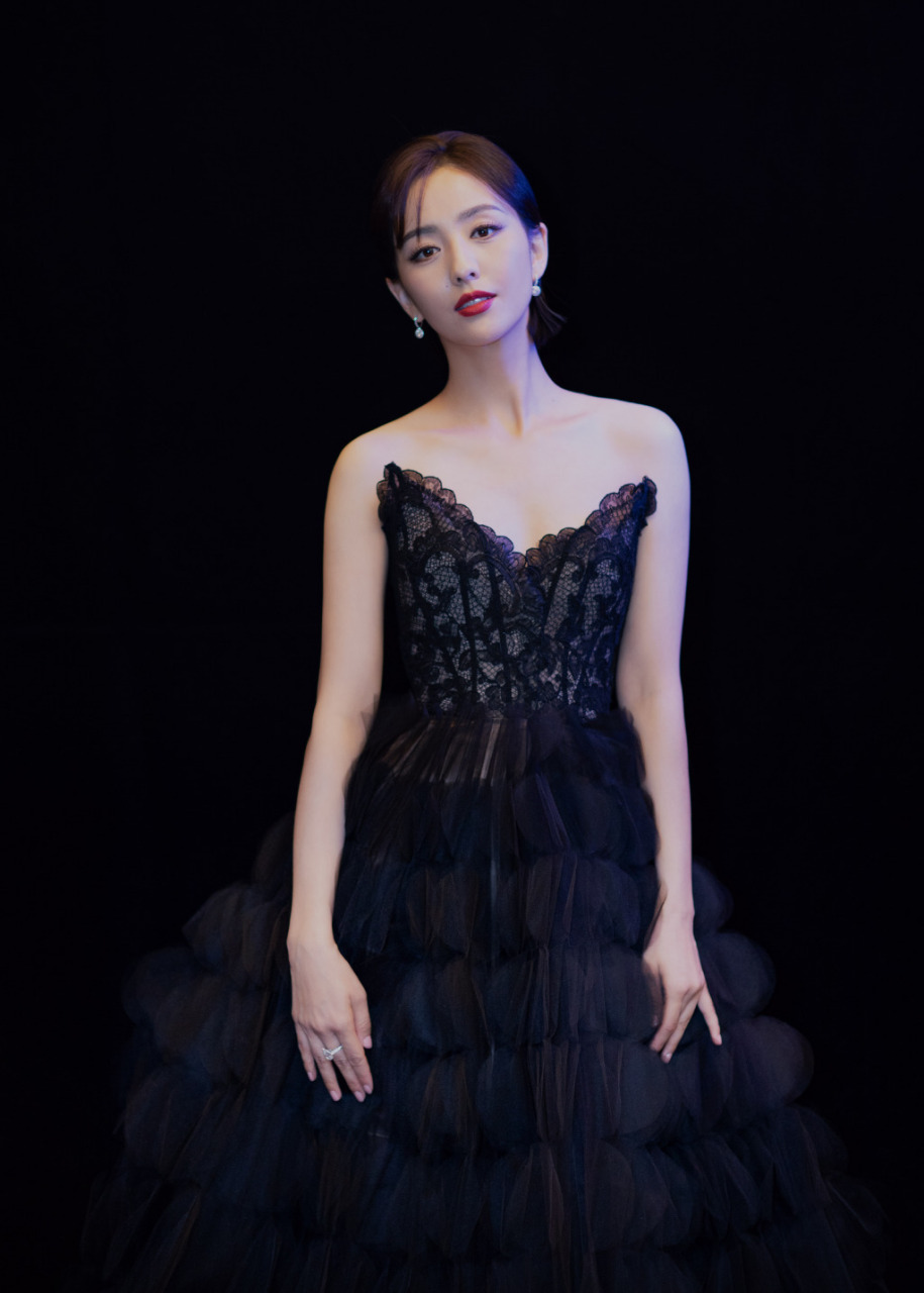 佟丽娅以一席露肩v领晚礼服亮相明星慈善夜,就像一只高贵优雅的黑天鹅