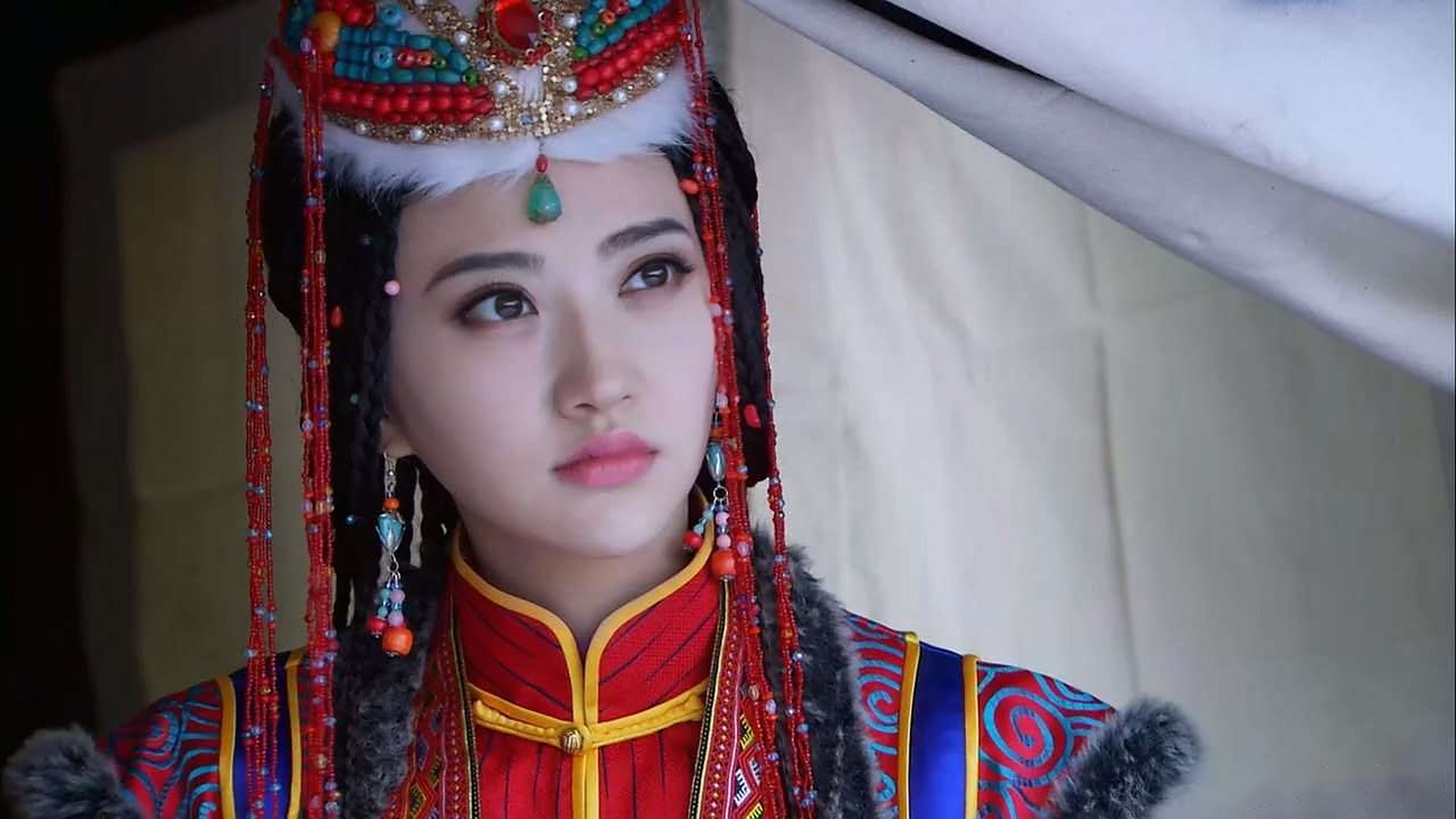 《大玉儿传奇》中景甜既有蒙古女儿的潇洒,又有清宫女儿的端庄,绝美子