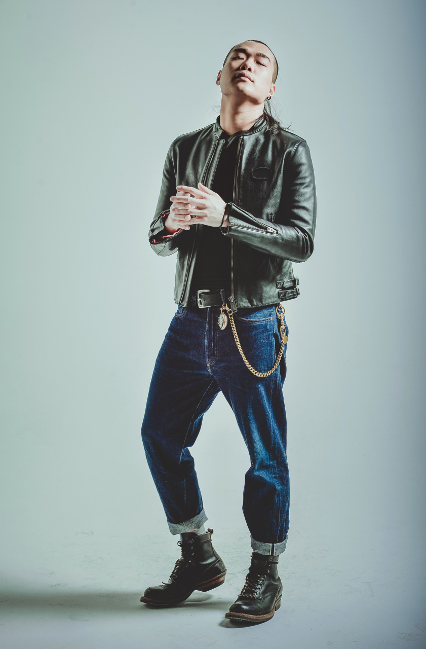 他是气场全开的摇滚男孩, 是拥有多面魅力的歌手耿斯汉.