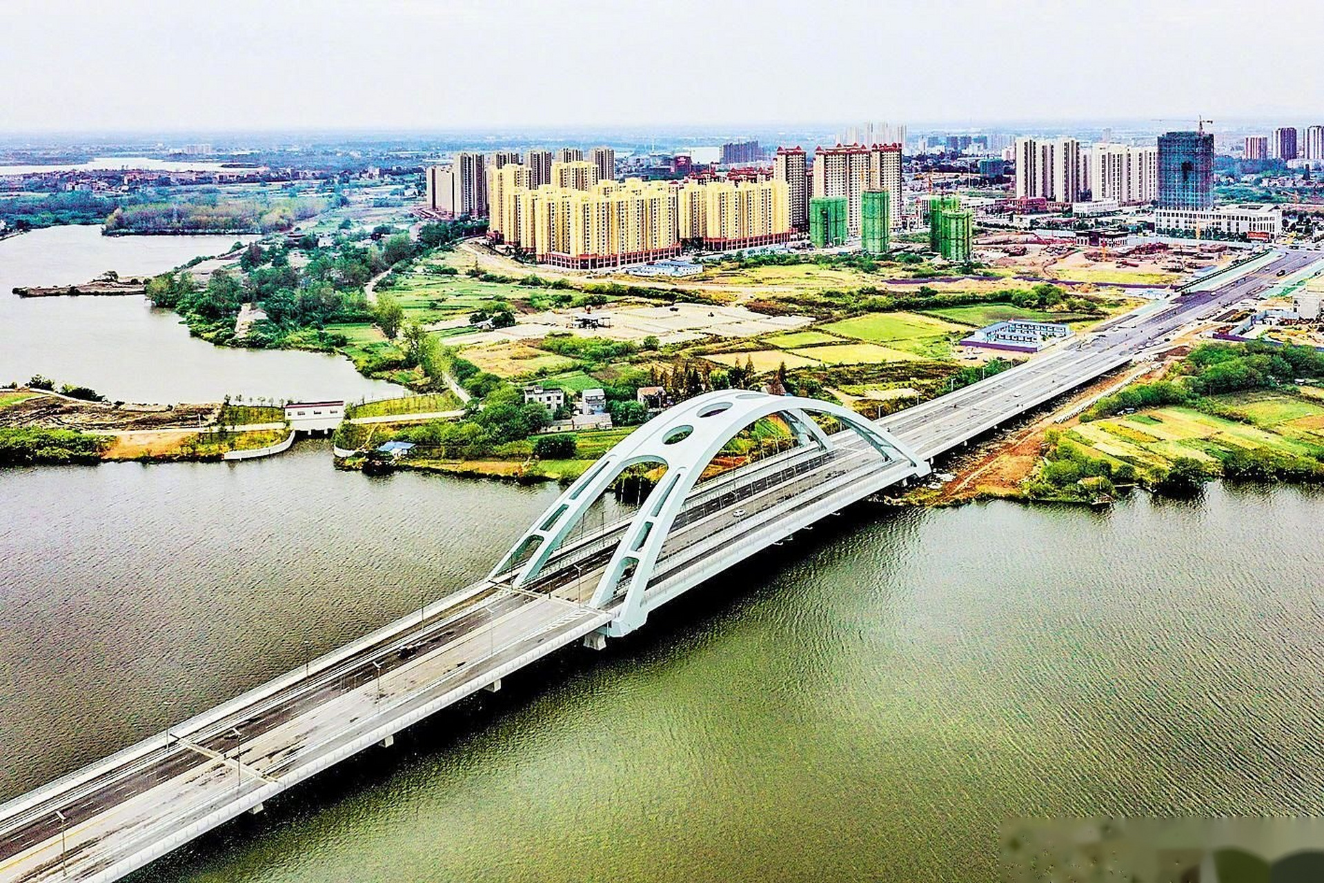 【石首建寧大橋試通車】11月13日,無人機航拍下的石首建寧大橋,如一把