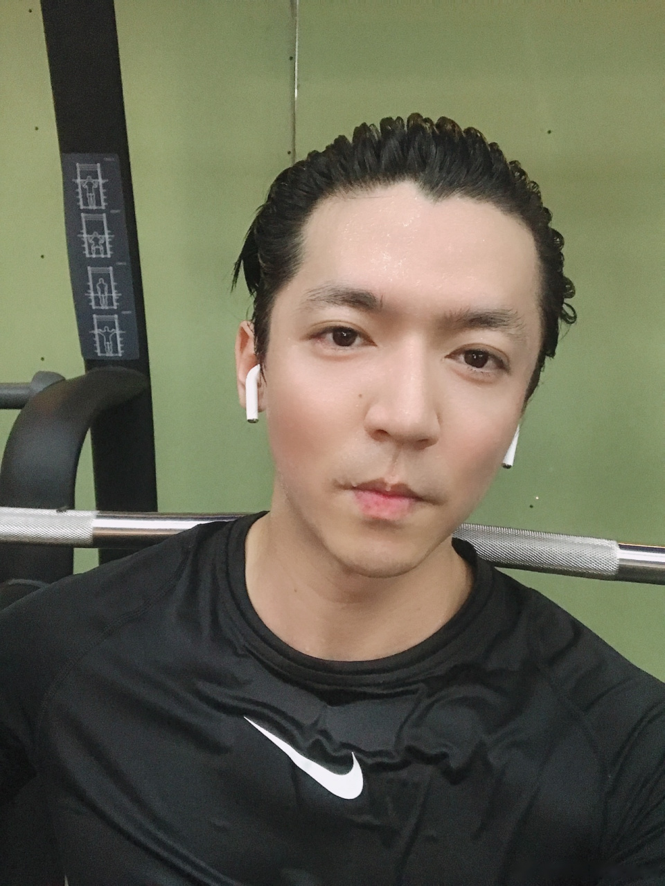 换了发型的游子墨#彗星来的那一夜2##何育骏# 将健身进行到底 练腿日