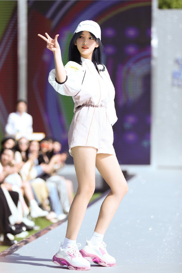 我们潇潇子太美了叭,行走的衣架称号名副其实了,父女组合我pick了[爱