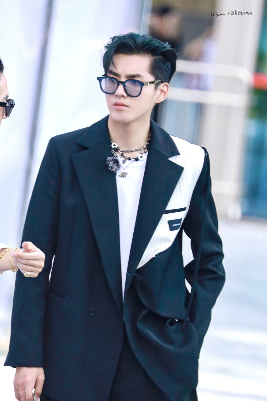 吴亦凡录制新节目《潮玩人类在这里》路透,一身黑白个性西装太洋气了