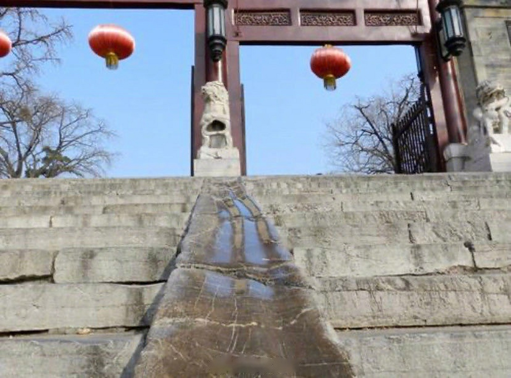 朝天宫牌坊前的石滑梯 南京人共同的儿时记忆 每一个在上面滑过的屁股