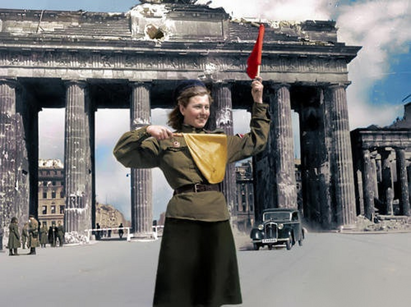 1945年6月,柏林勃兰登堡门前的一名苏军女兵正在指挥交通