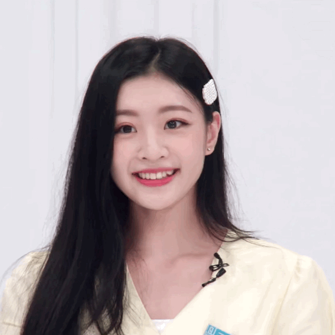 嘴角上扬,露出小虎牙,甜甜的笑容真的超级有感染力啊.