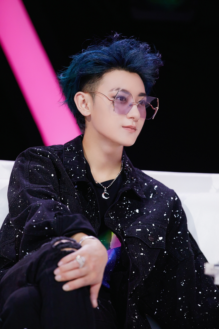 黄子韬#星空蓝发,极光造型.