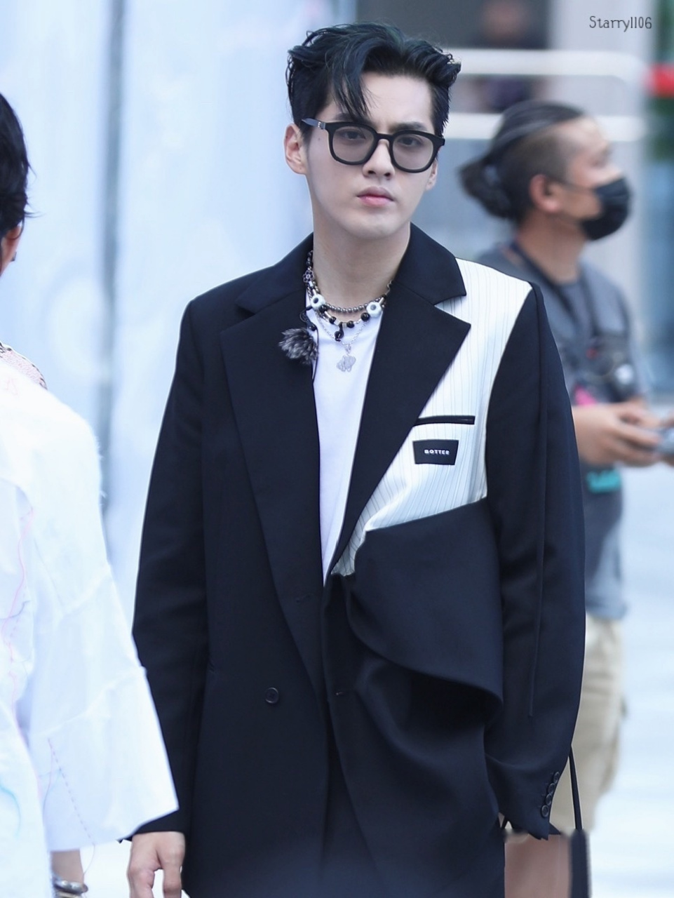 吴亦凡录制新节目《潮玩人类在这里》路透,一身黑白个性西装太洋气了