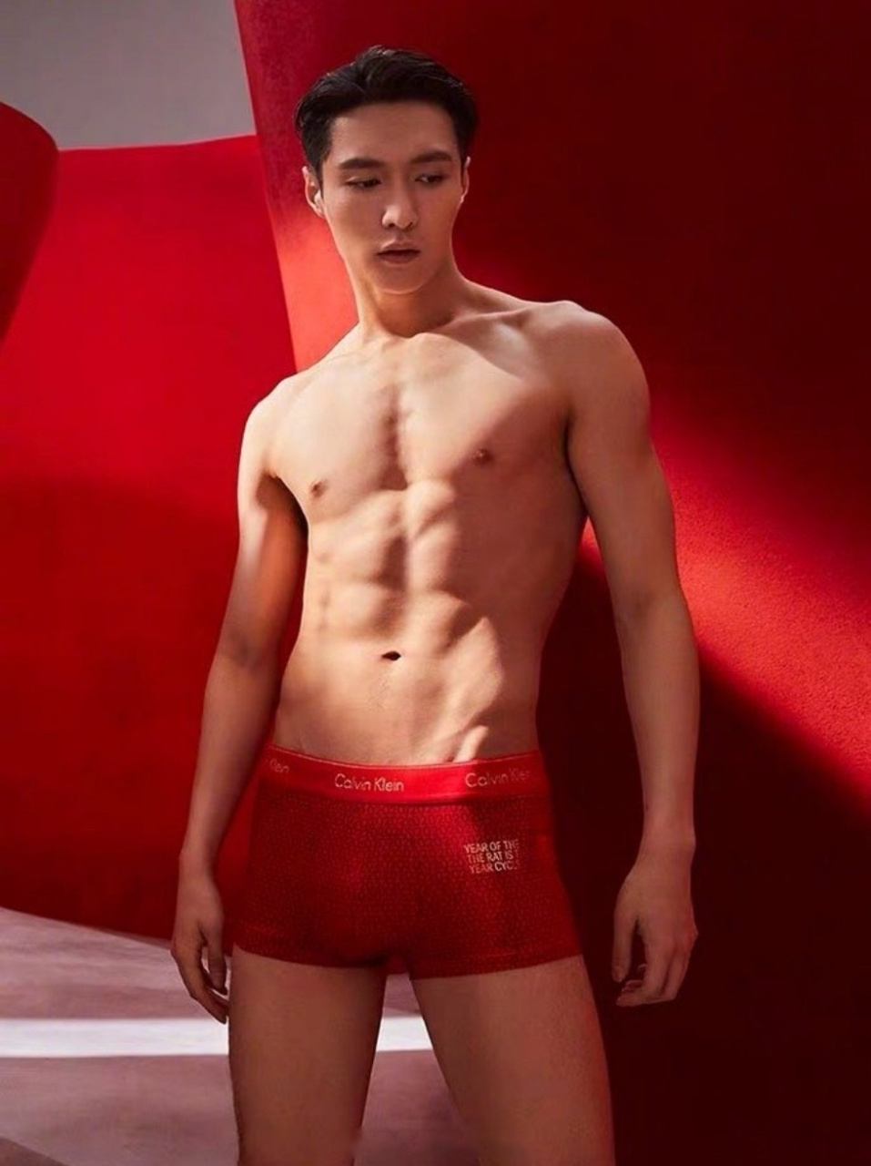 张艺兴ck最新广告大片,这身材如何