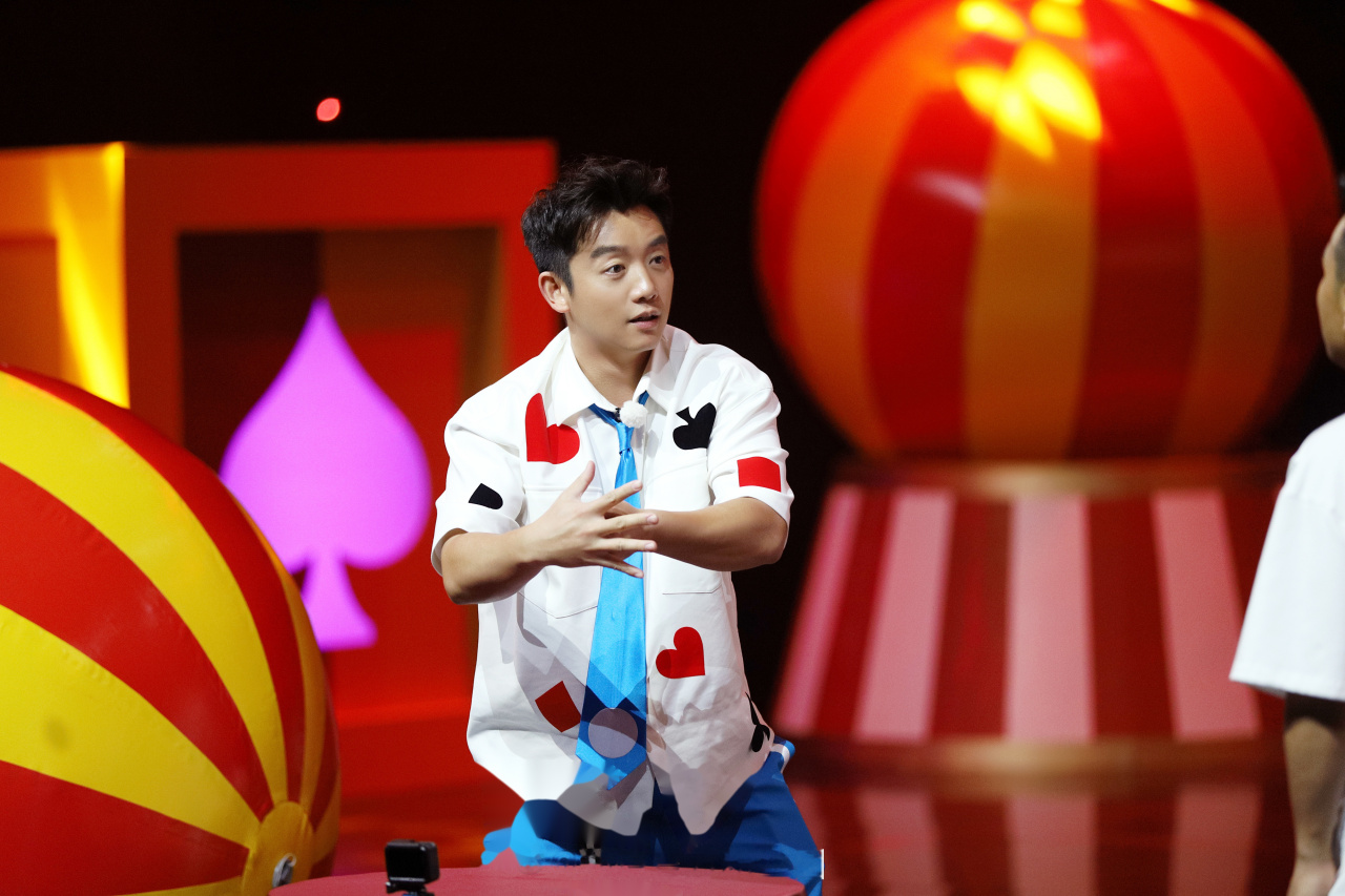 郑恺#奔跑吧  周五份可爱恺准时来报道,一起来围观 "循"演马戏团