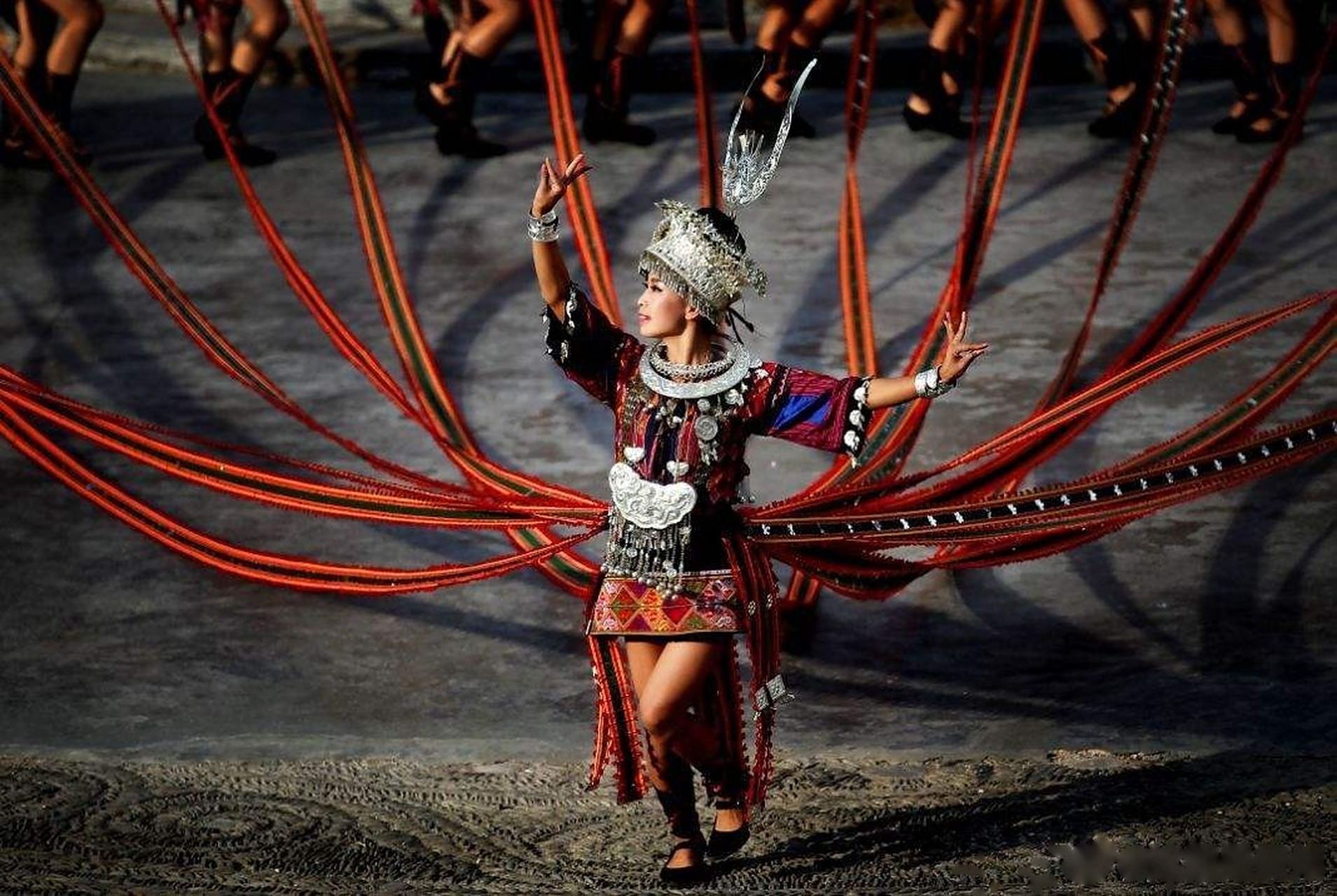 苗族的各种节日中,苗家儿女都会载歌载舞地庆祝,其中,锦鸡舞就是非常