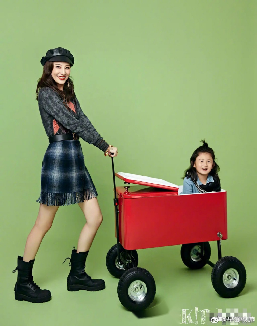 郑希怡携女儿登封面[心]  不知不觉,郑希怡的女儿浸浸已经5岁了.