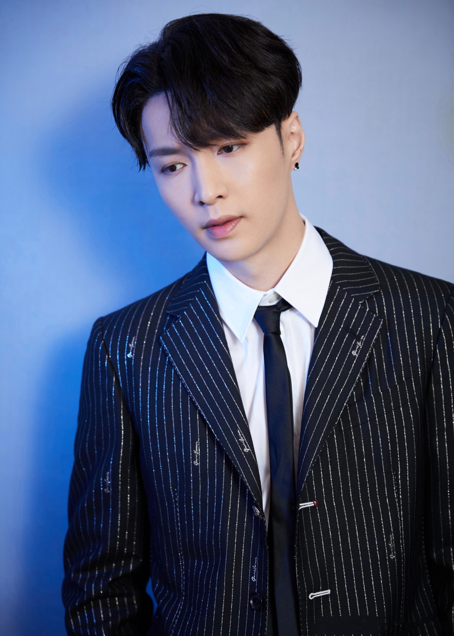 张艺兴# 有歌有梦有璀璨舞台,有光有笑有绚烂未来,我们正飞奔而向的