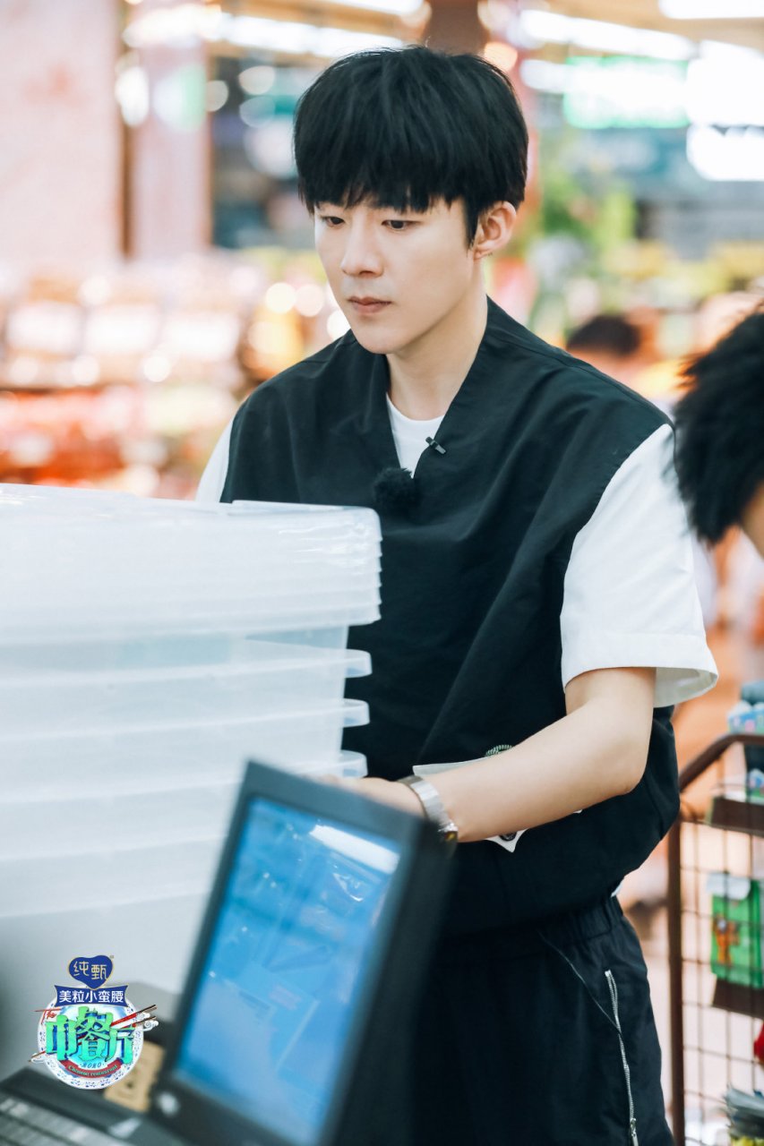 摩登兄弟# 新鲜的剧照来啦～干活俏皮有趣,规划思路明晰的刘小厨接谮