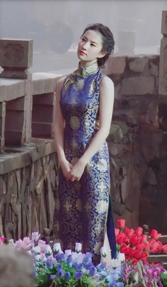 刘亦菲#身着印花旗袍漫步雨巷,画面好唯美,东方神韵,中国风美艳贾至