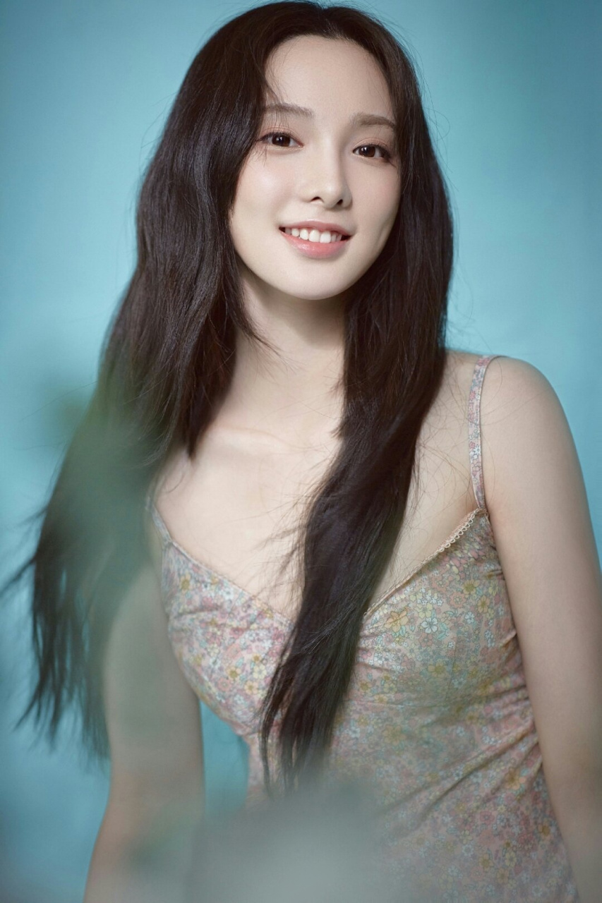 居家写真在绿洲释出,蓬松的长卷发,散发独有的慵懒,粉色碎花吊带裙