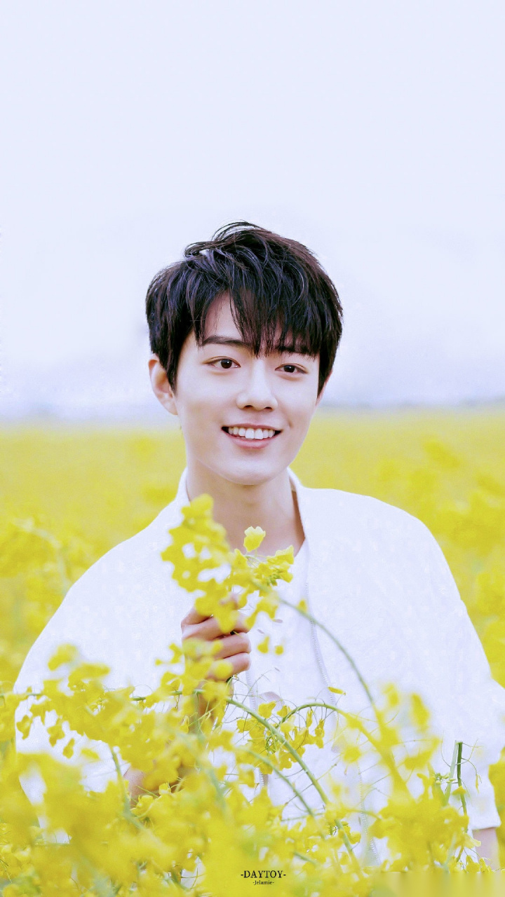 春天来了,油菜花开了,中间那位帅哥好像我男朋友啊我碰你一起去看肖战