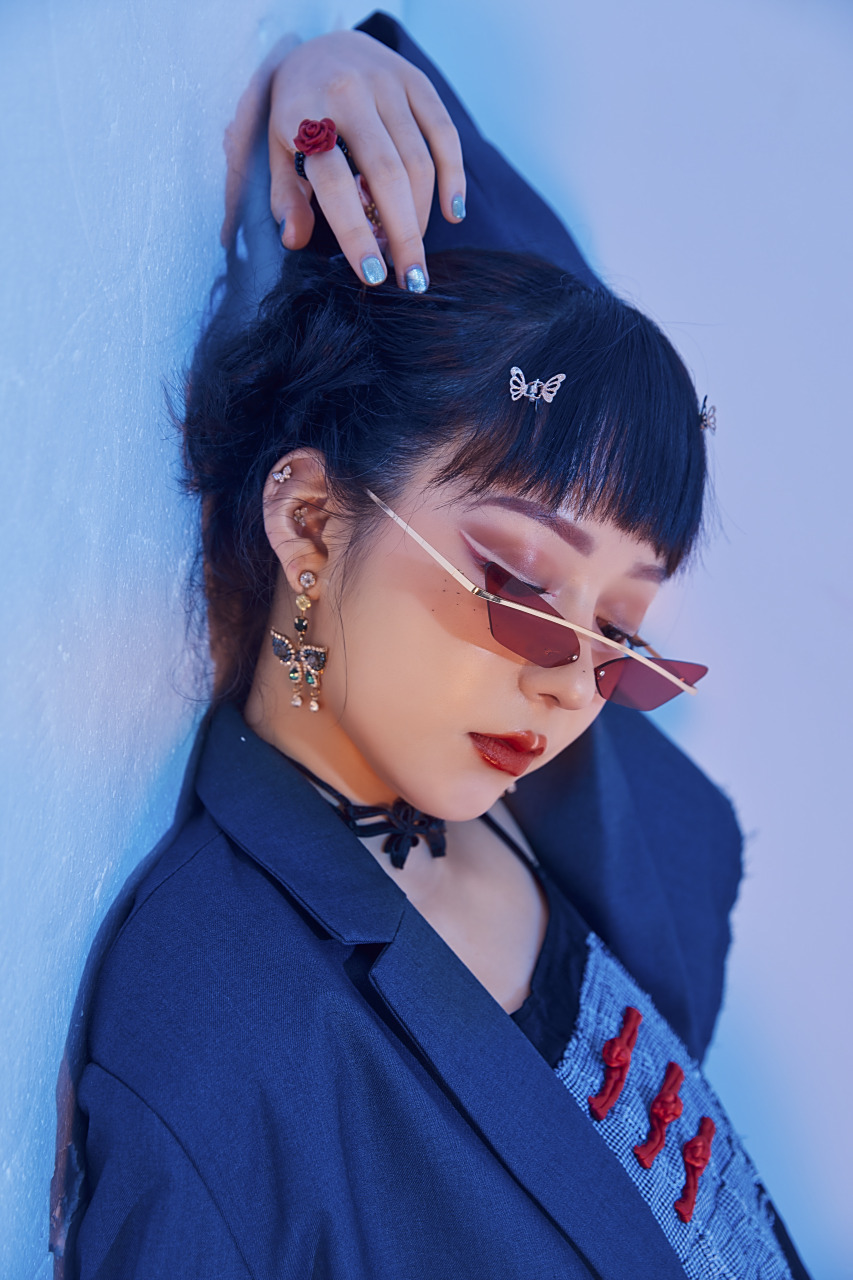 打卡今日份酷女孩儿[挤眼] 创意妆容写真 之前从未尝试过白色眼线 没