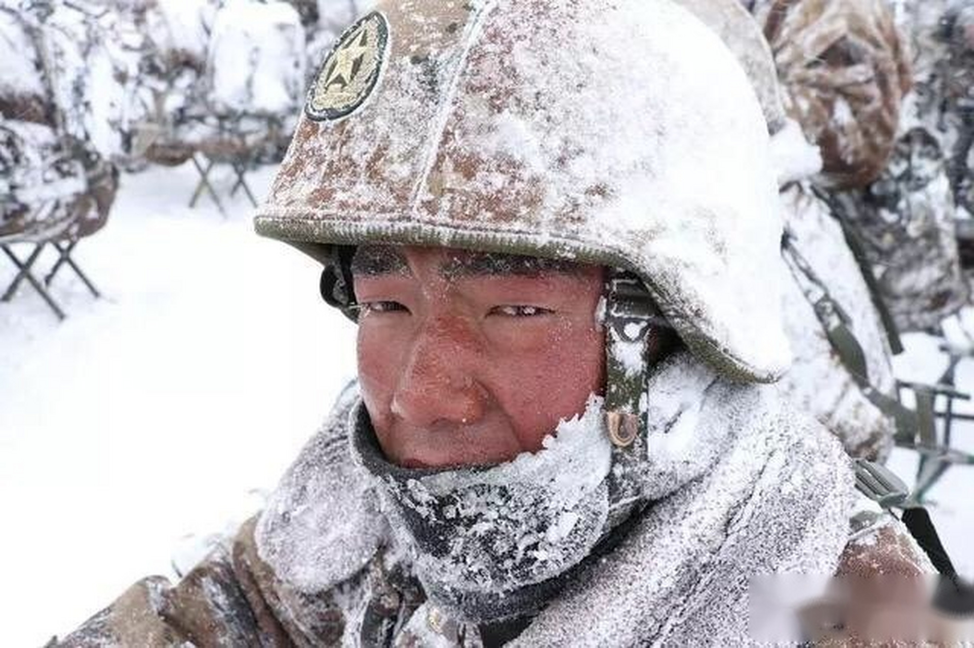 这是一名西藏边防战士的脸,冰霜凝结在面庞上!