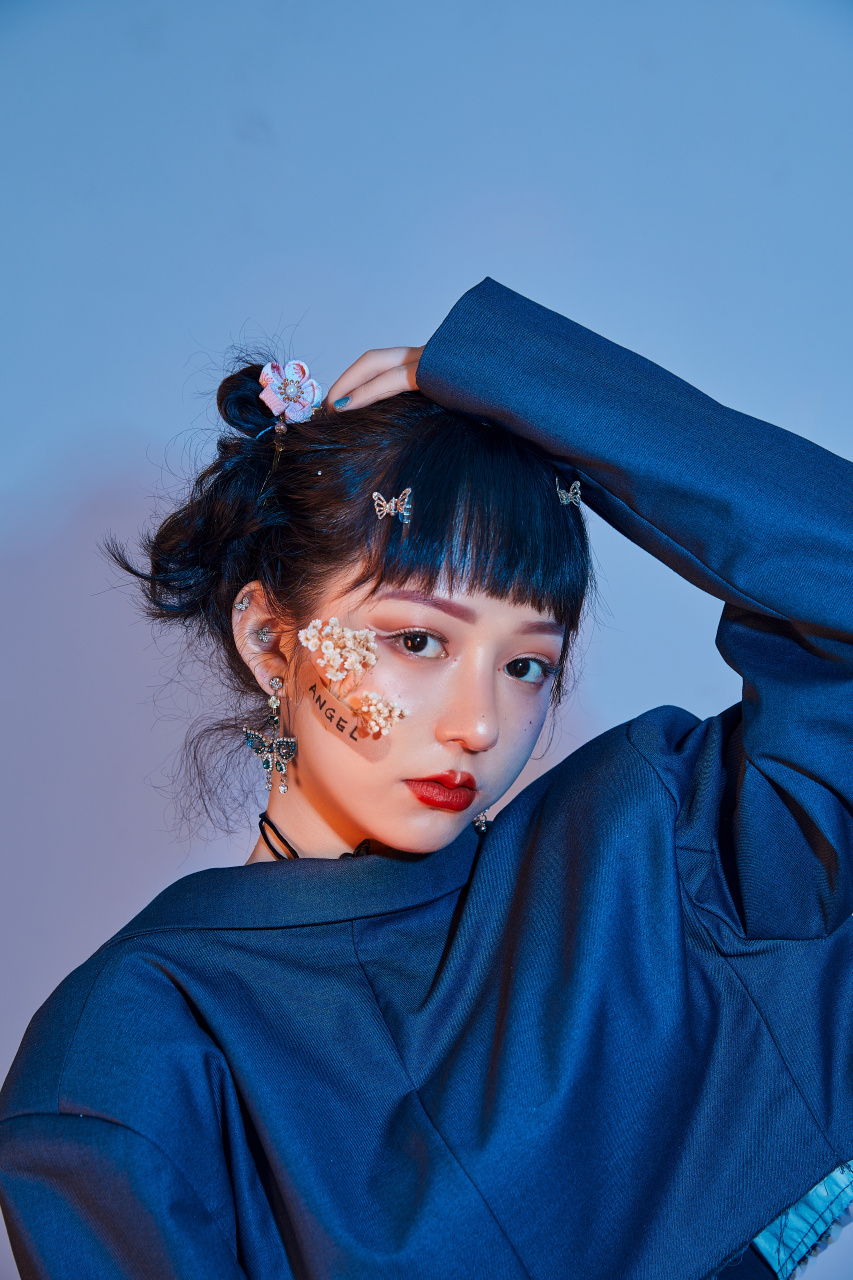 打卡今日份酷女孩儿[挤眼] 创意妆容写真 之前从未尝试过白色眼线 没