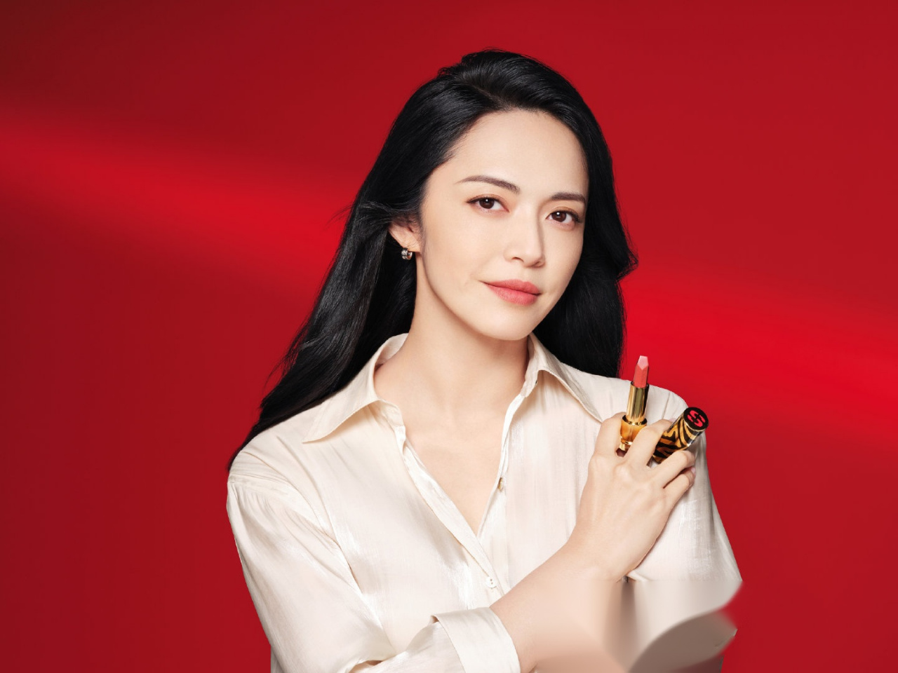 姚晨代言法国希思黎彩妆姚晨最新官宣代言的魅惑口红大片好绝,黑发