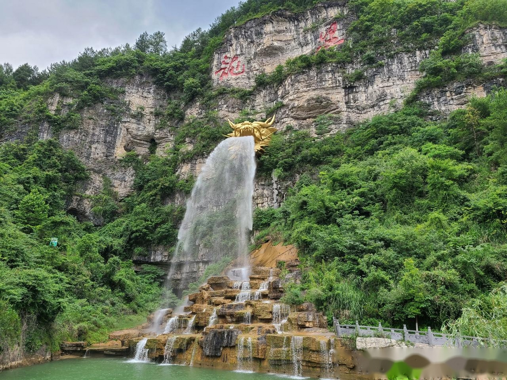 最近贵州刺梨特别火,龙里被称为刺梨之乡,来龙里主要是去十里刺梨沟