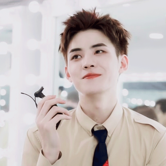 任豪是每一个角度都好看的神仙颜值啊,自带光芒,让人不得不爱