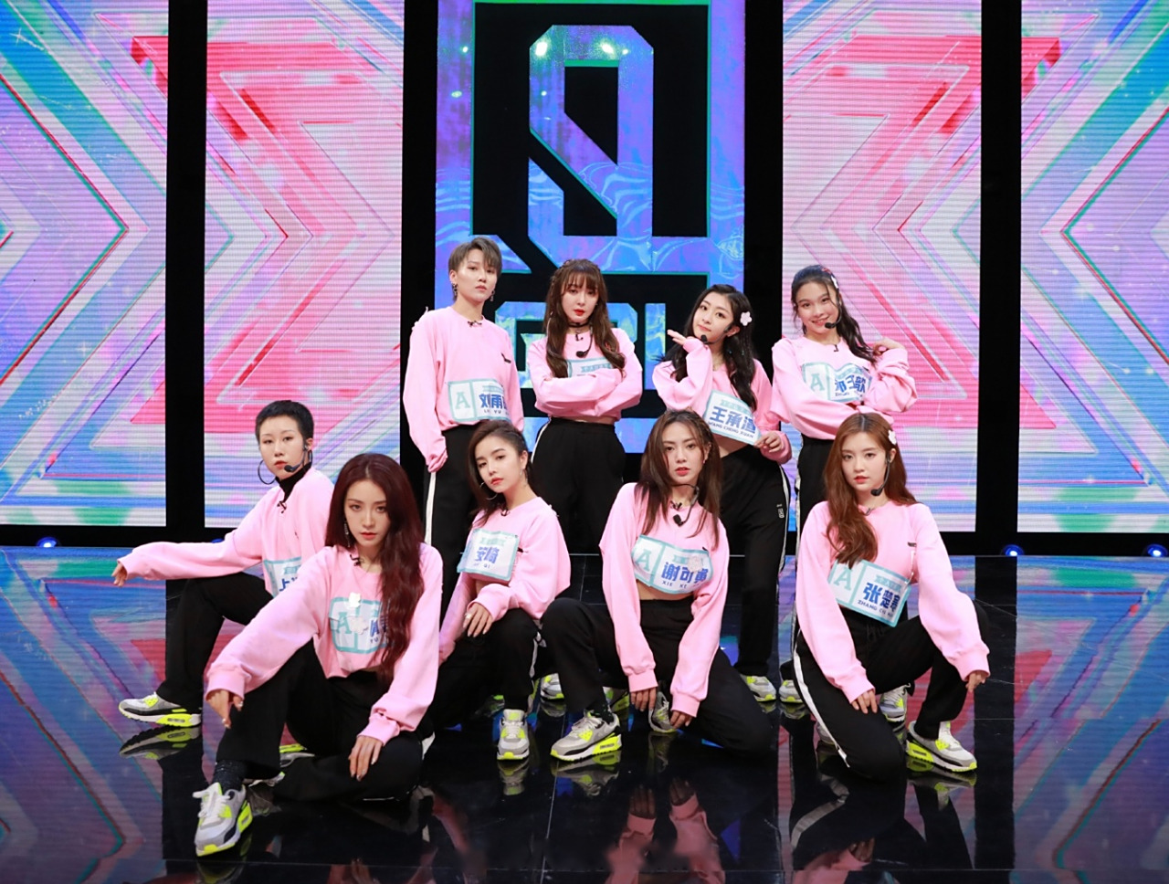 青春有你2选手a-f班班级大合影来了,大家第一眼看到了谁谁更显眼?