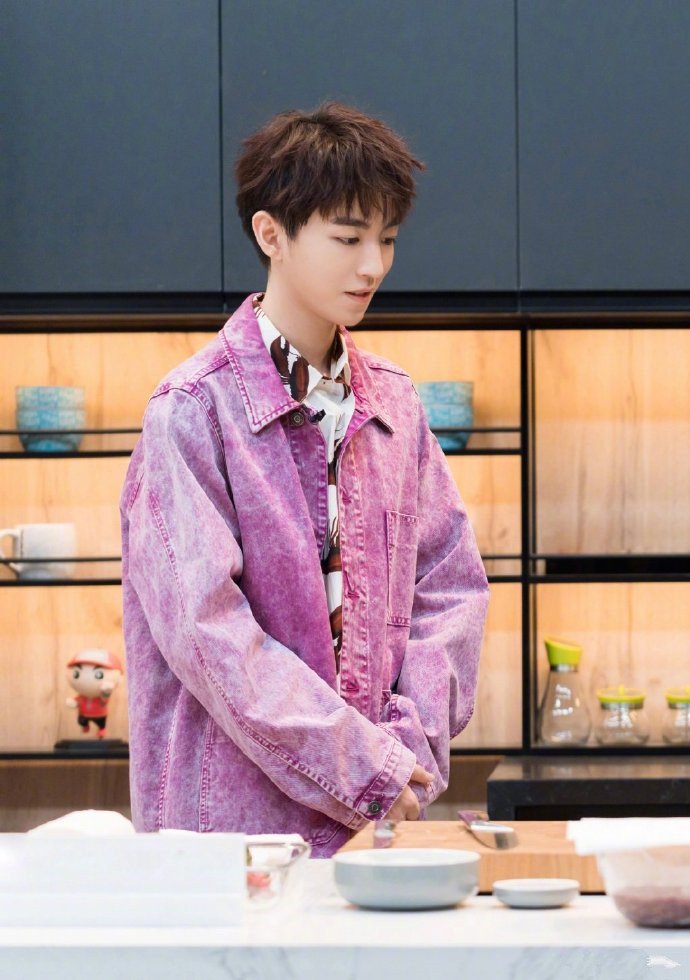 王俊凯综艺剧照,清爽帅气,满是春天气息