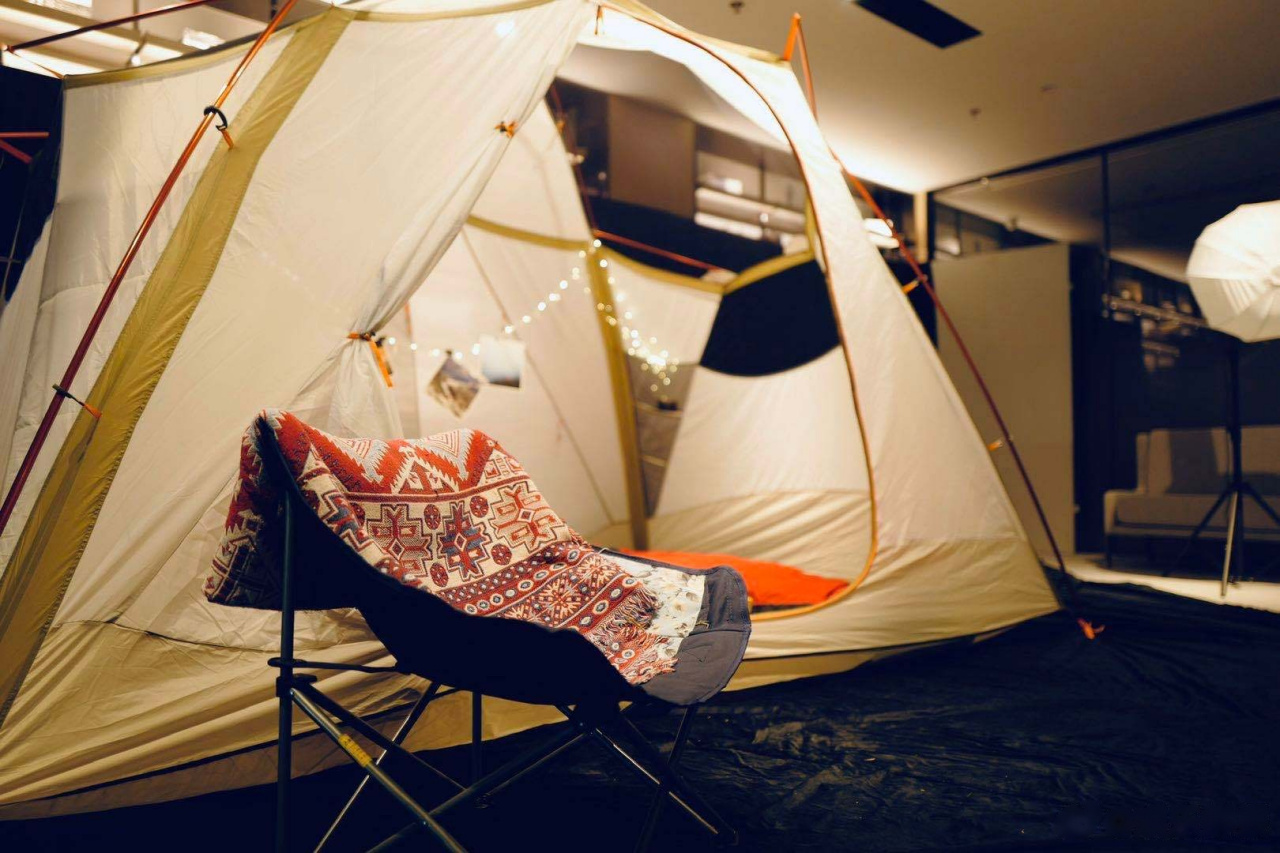 在直播中,身处"营地帐篷"的陈坤回顾了十年来行走的点滴细节,解读了