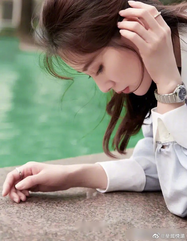 刘诗诗新造型写真,爱惨了这身有"年代感"的文艺女青年打扮,拼色衬衫