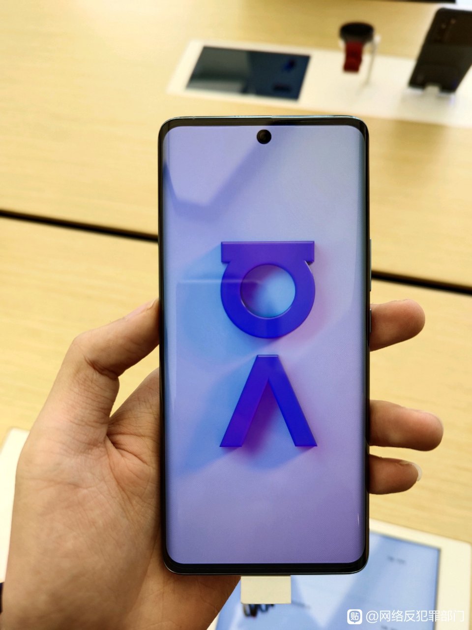 华为nova8真机曝光,中间大挖孔设计,你们接受?