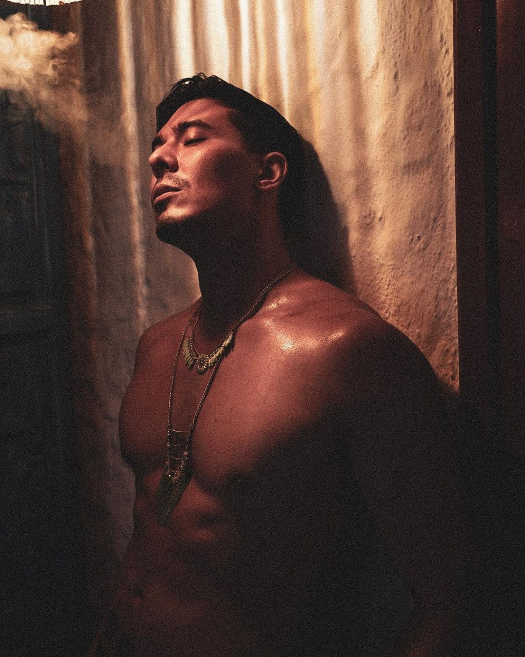 刘易斯·陈再曝性感新写真![舔屏][期待][色][亲亲]