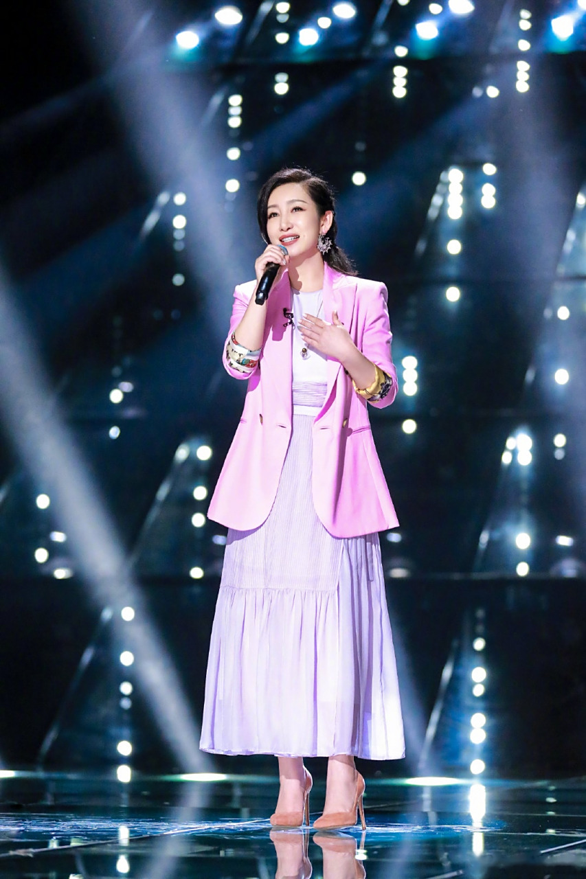 真诚分享人生态度,为学员们送上贴心鼓励,对精彩舞台她从不吝啬赞美之