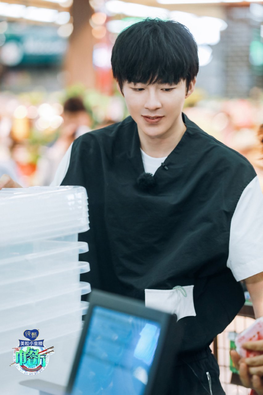 摩登兄弟# 新鲜的剧照来啦～干活俏皮有趣,规划思路明晰的刘小厨接谮