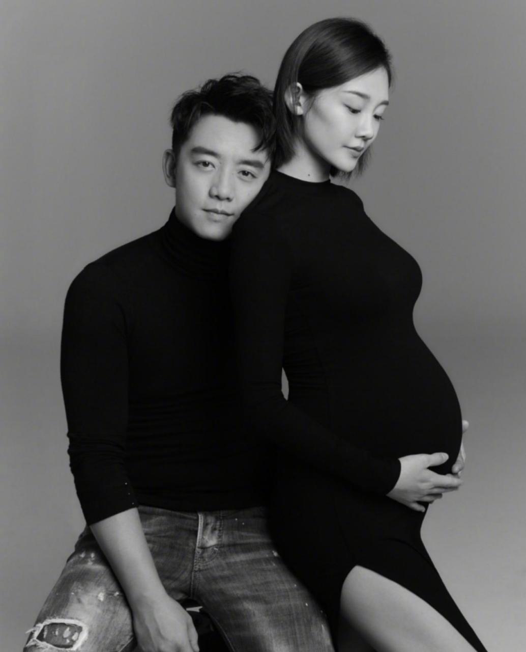 郑恺就在社交平台晒出妻子苗苗怀孕时候两人拍的写真照片为老婆庆生