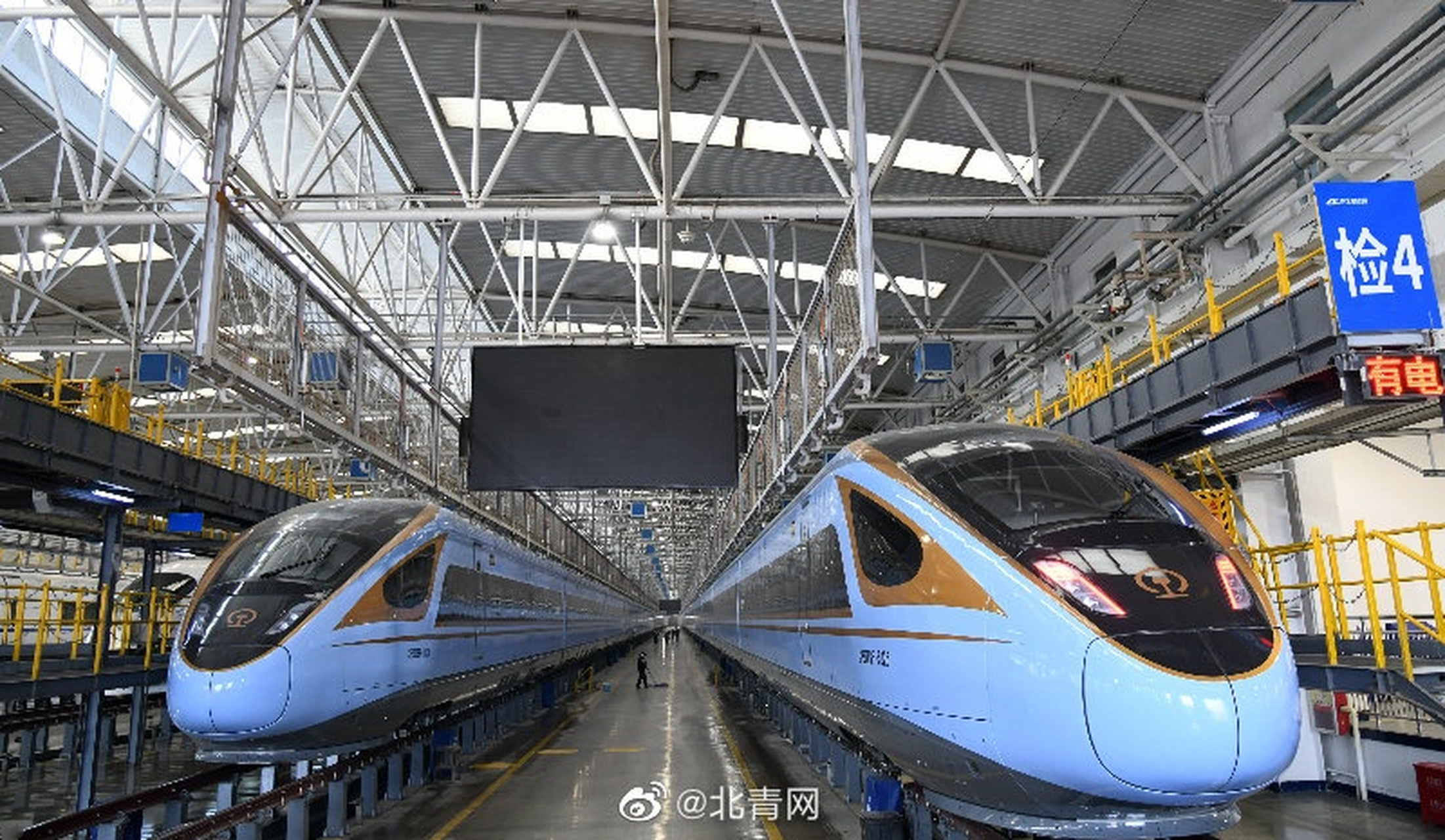 由中车唐山公司生产制造的两列时速250公里cr300bf型"复兴号"动车 