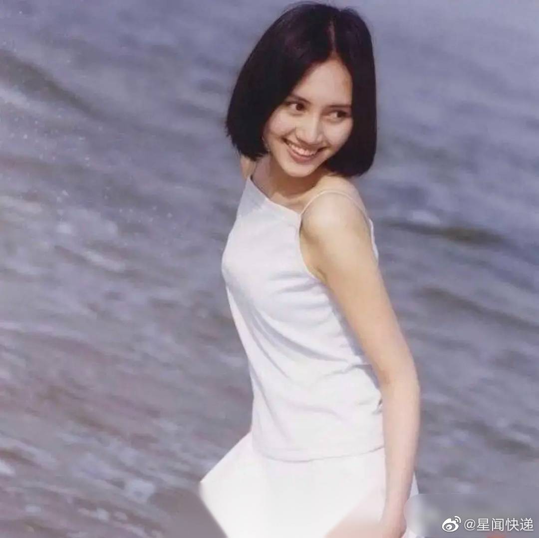 那年,影帝夏雨在学校的篮球场上挥汗如雨,一抬头,看